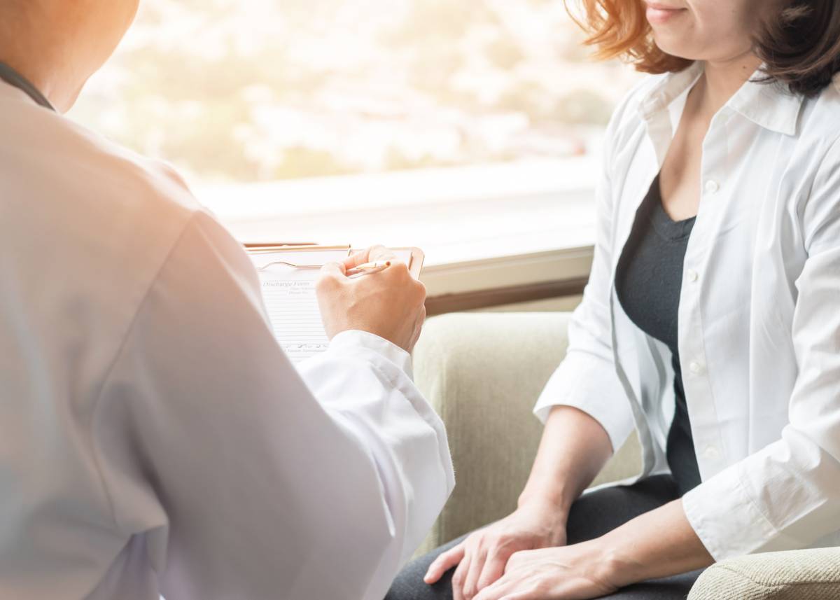 Woman speaking with doctor to try choosing lumpectomy or mastectomy